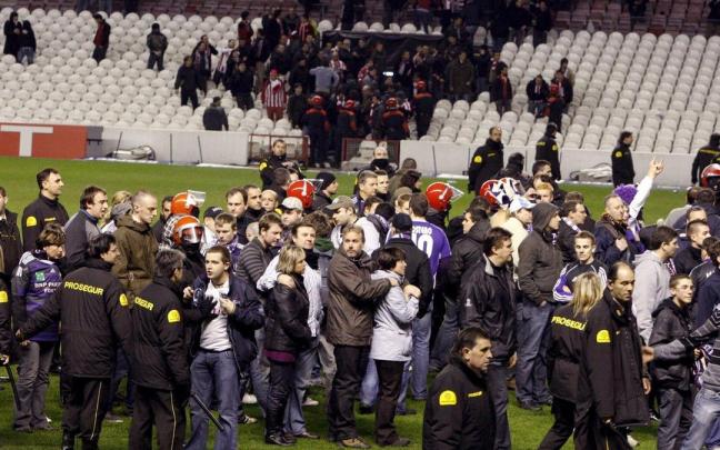 Los ultras del Anderlecht saltaron al campo del viejo San Mamés para enfrentarse a la afición del Athletic en 2010. / EFE