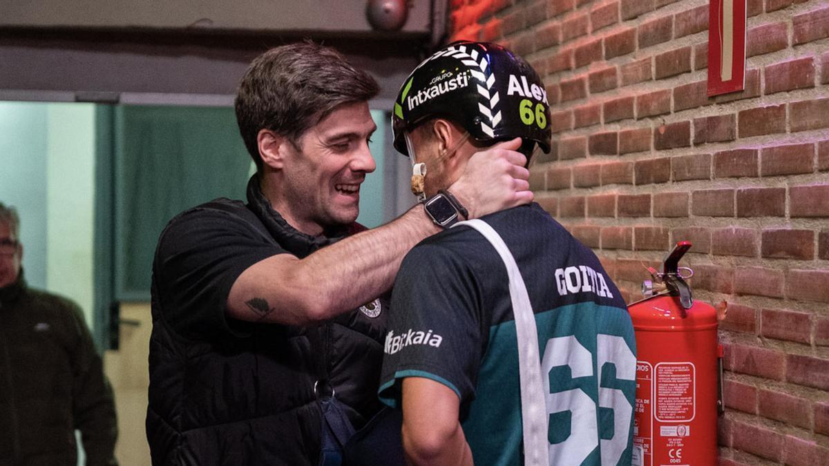 Barandika saluda a Goitia en el frontón Jai Alai de Gernika.