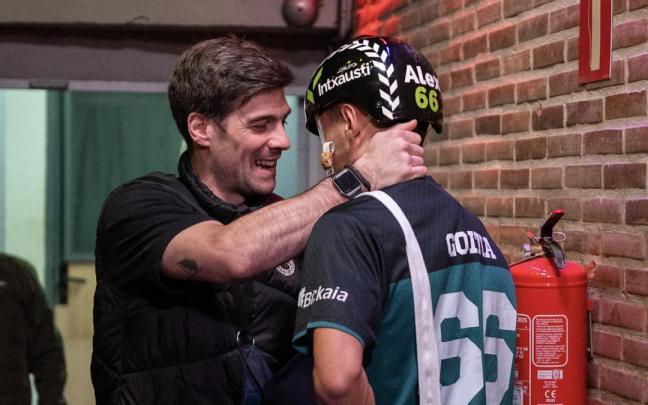 Barandika saluda a Goitia en el frontón Jai Alai de Gernika.