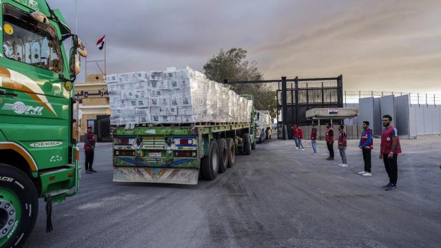 Empieza a entrar ayuda humanitaria a Gaza desde Egipto según el acuerdo de alto al fuego
