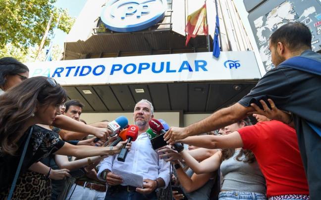 Bendodo atiende a los periodistas a las puertas de la sede del PP en Génova.