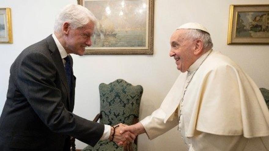 El ex presidente estadounidense Bill Clinton estrecha la mano del Papa Francisco en el Vaticano.