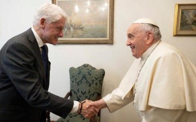 El ex presidente estadounidense Bill Clinton estrecha la mano del Papa Francisco en el Vaticano. El ex presidente estadounidense Bill Clinton estrecha la mano del Papa Francisco en el Vaticano.