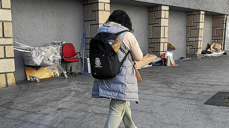 Casi el 80% de las personas que viven en la calle son de origen extranjero. | FOTO: PABLO VIÑAS
