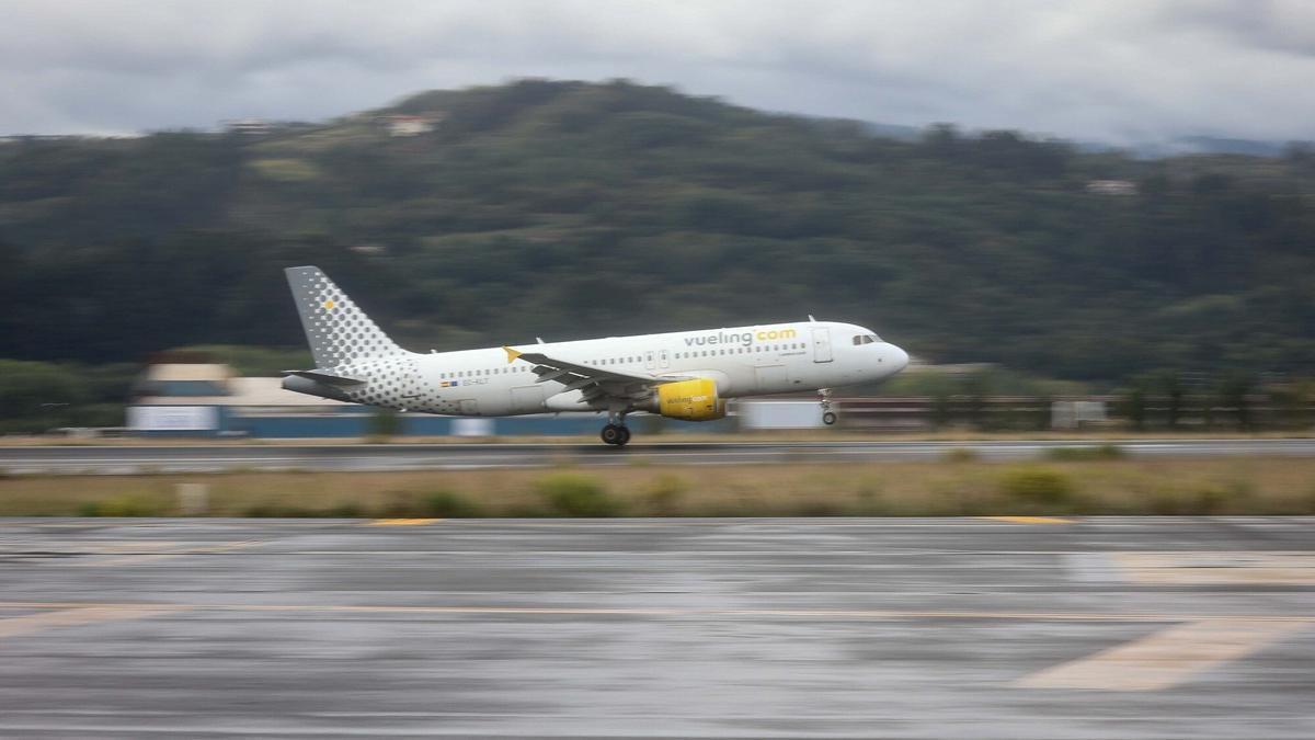 Un avión de Vueling en plena maniobra de despegue en las pistas del Txorierri