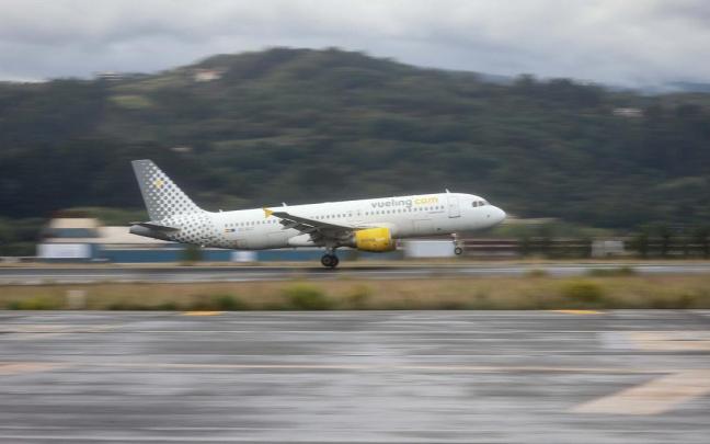 Un avión de Vueling en plena maniobra de despegue en las pistas del Txorierri