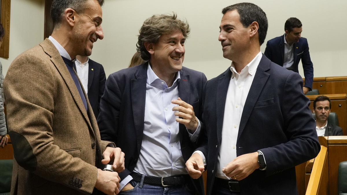 El candidato del PNV a lehendakari, Imanol Pradales, charla con los socialistas Ekain Rico y Eneko Andueza en el Parlamento Vasco.