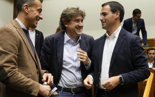 El candidato del PNV a lehendakari, Imanol Pradales, charla con los socialistas Ekain Rico y Eneko Andueza en el Parlamento Vasco.