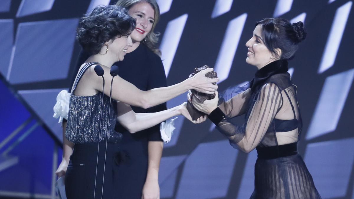 Alauda Ruiz de Azúa recogiendo su galardón en la pasada edición de los Premios Goya.