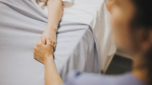 Una persona acompaña a un paciente en un hospital.