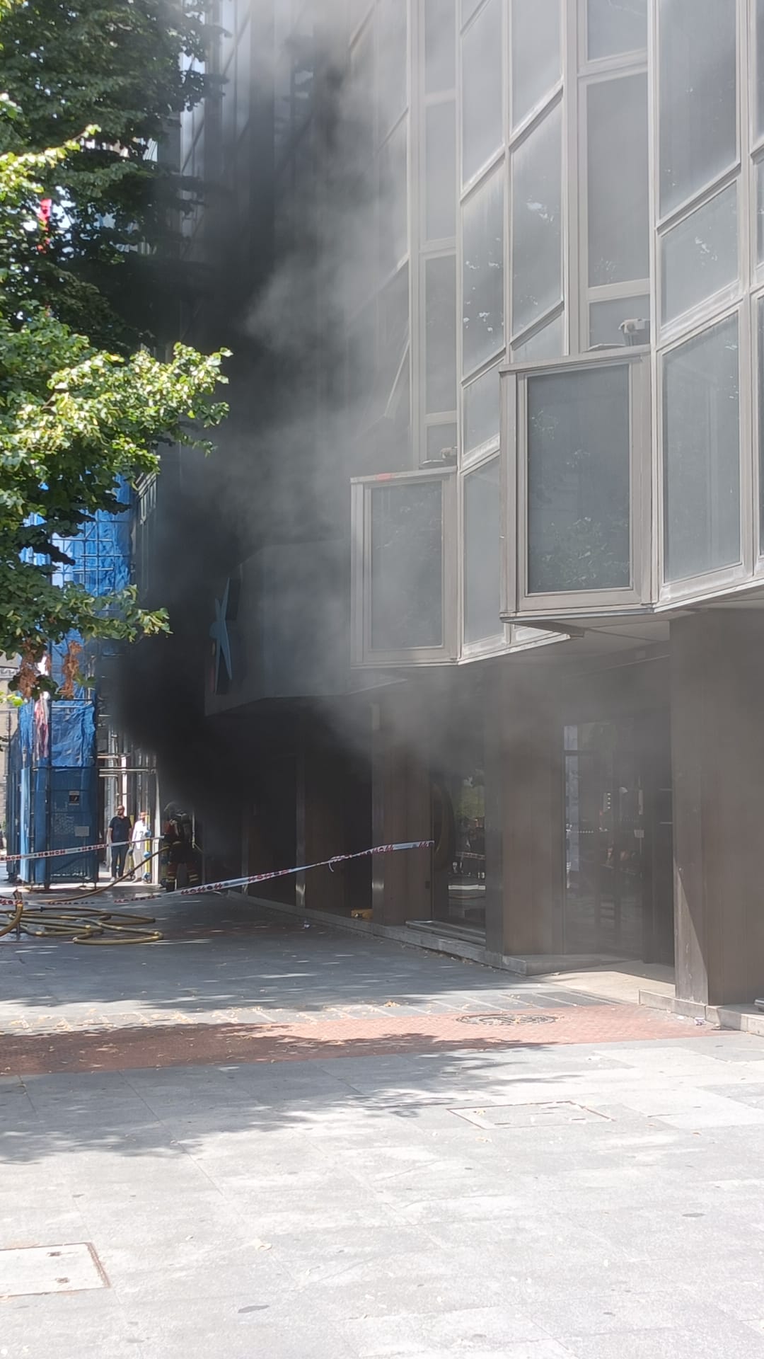 Humareda que se ha desatado esta tarde en el edificio Granada de la Gran Vía bilbaína, tras el incendio surgido en un garaje