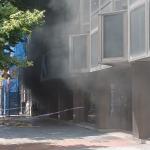 Humareda que se ha desatado esta tarde en el edificio Granada de la Gran Vía bilbaína, tras el incendio surgido en un garaje