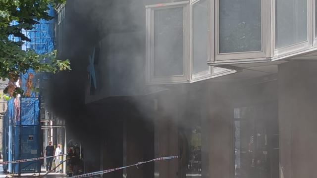 Humareda que se ha desatado esta tarde en el edificio Granada de la Gran Vía bilbaína, tras el incendio surgido en un garaje