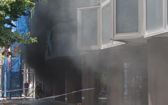 Humareda que se ha desatado esta tarde en el edificio Granada de la Gran Vía bilbaína, tras el incendio surgido en un garaje