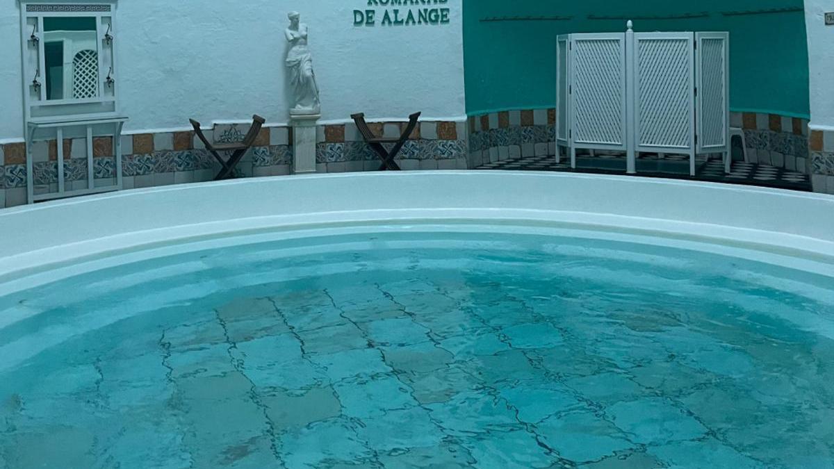 El interior del balneario de Alange