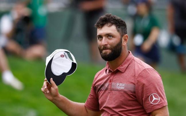 Jon Rahm saluda a los aficionados durante el Acciona Open de Madrid este 2023.