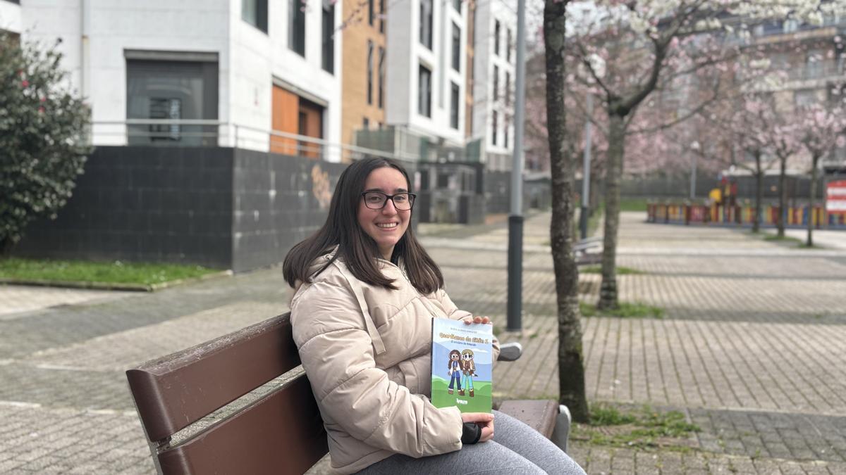 La joven irundarra Alicia Alonso posa con un ejemplar de su libro 'Guardianes de Eilën 1: El amuleto de Anháläh'.