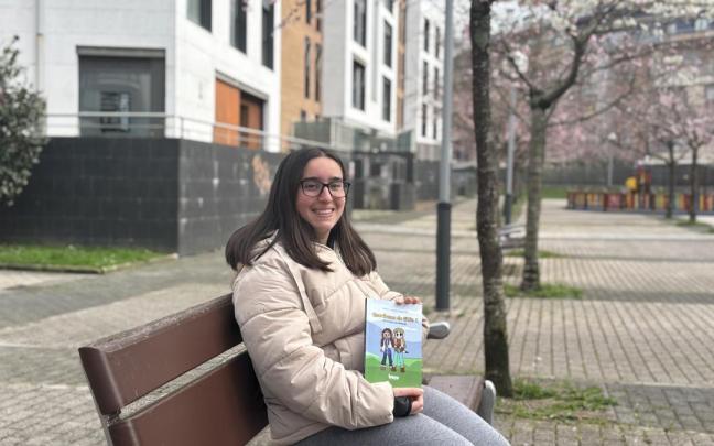 La joven irundarra Alicia Alonso posa con un ejemplar de su libro 'Guardianes de Eilën 1: El amuleto de Anháläh'.