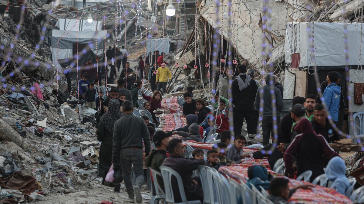 Palestinos durante el mes de Ramadán en el campamento de refugiados de Yabalia, en el norte de la Franja de Gaza