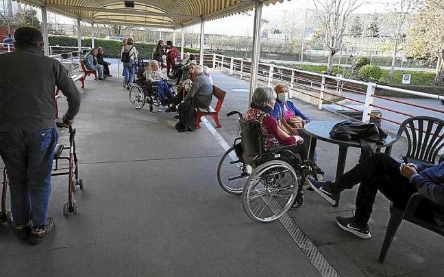 Distintos grupos de personas mayores, el pasado miércoles en la residencia El Vergel. Distintos grupos de personas mayores, el pasado miércoles en la residencia El Vergel.