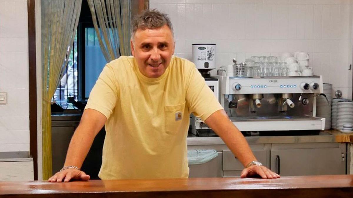 Aitor Imaz, en la barra del bar del centro social de Legazpi.