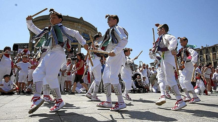 Un grupo de niños en las dantzas de la plaza del Castillo.
