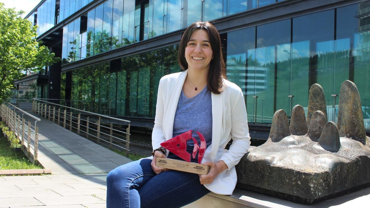 Eider Etxebarria en la entrada del edificio central del Parque Tecnológico Garaia de Arrasate, donde Bizipoz tiene su sede.