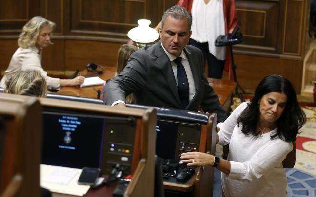 Diputados de Vox dejan el dispositivo traductor en el escaño de Pedro Sánchez al abandonar el hemiciclo. Diputados de Vox dejan el dispositivo traductor en el escaño de Pedro Sánchez al abandonar el hemiciclo.