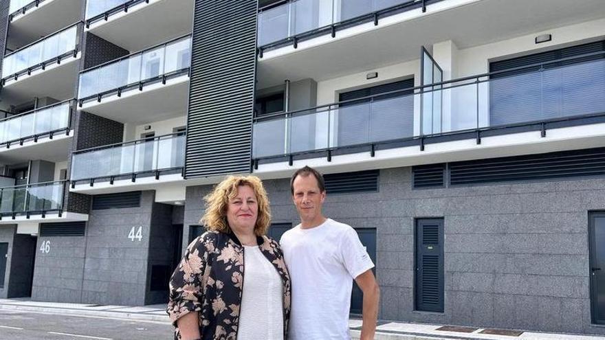 La alcaldesa Alazne Txurruka, que aparece junto al concejal de Organización Jon Riaño, ha puesto en valor la materializacion del proyecto de Elizburu.