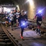 Un grupo de personas sortea las vías para correr por los túneles del suburbano