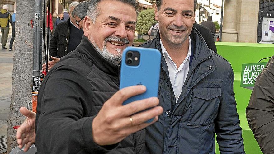 Un simpatizante se hace un selfie con Imanol Pradales en Gasteiz, donde el candidato jeltzale presentó un decálogo de compromisos con la capital . | FOTO: ALEX LARRETXI