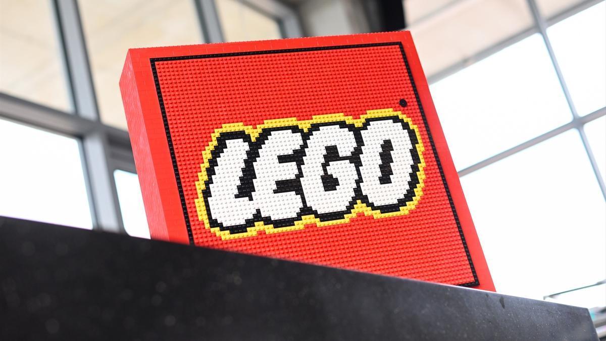 El logo de Lego hecho con bloques de Lego