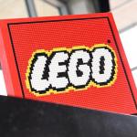 El logo de Lego hecho con bloques de Lego