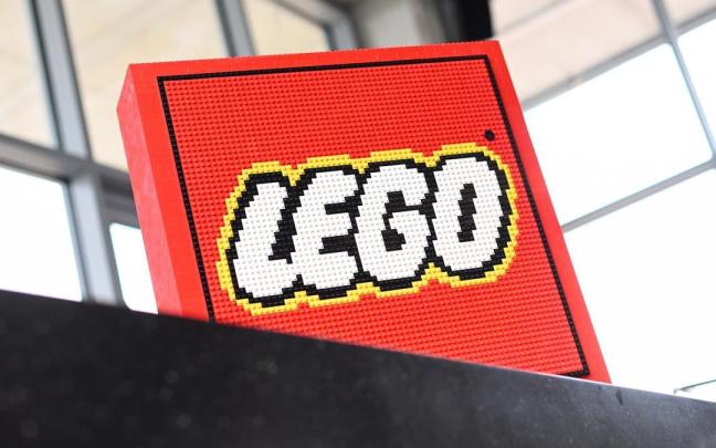 El logo de Lego hecho con bloques de Lego