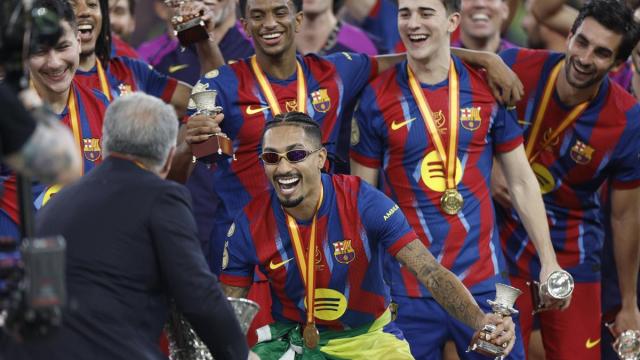 Los jugadores del Barcelona celebran el título de la Supercopa de España.