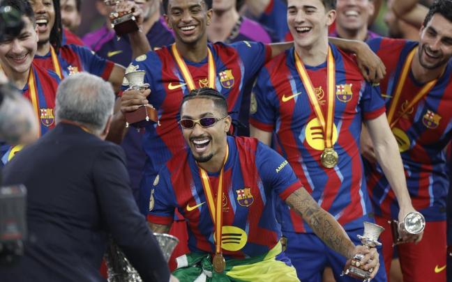 Los jugadores del Barcelona celebran el título de la Supercopa de España.