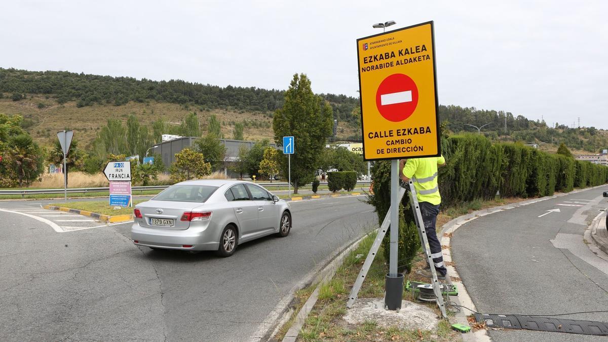 Nuevas señales en la Avenida de Pamplona que avisan del cambio en la calle Ezkaba. Foto: Javier Bergasa