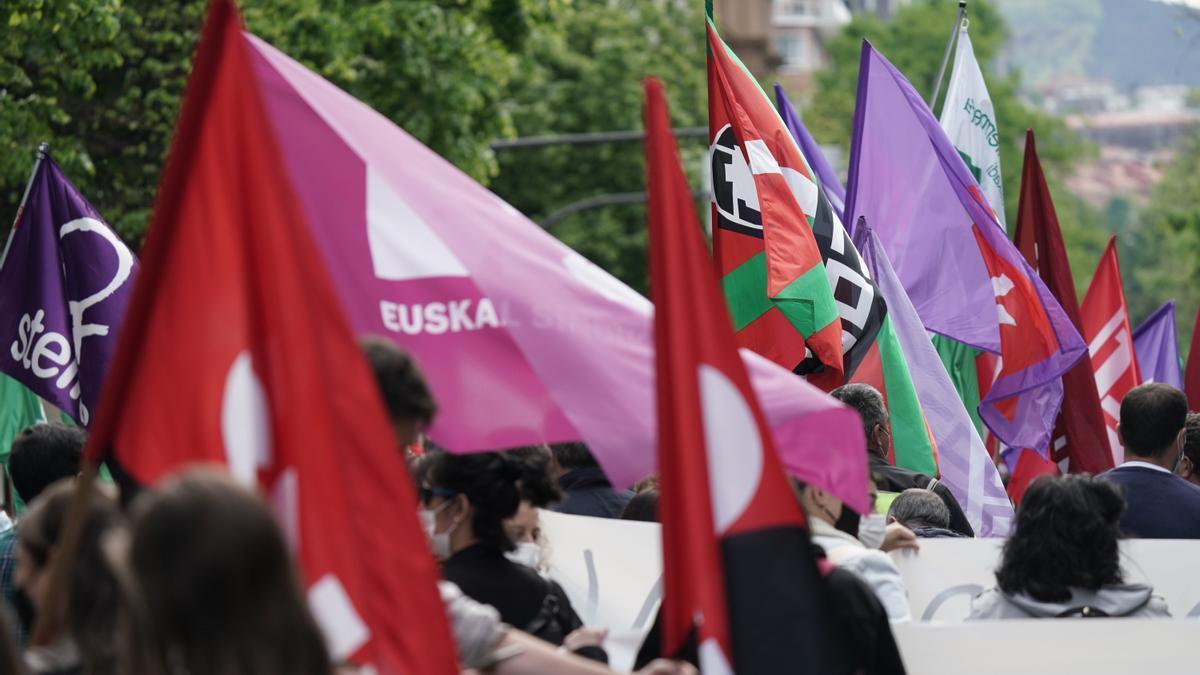 Un grupo de personas participa con pancartas y banderas en una manifestación de trabajadores de los servicios públicos vascos.