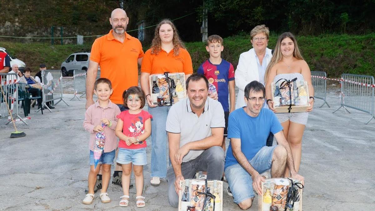 Los campeones de las competiciones de lanzamiento de txapela y aceituna posan con sus premios.