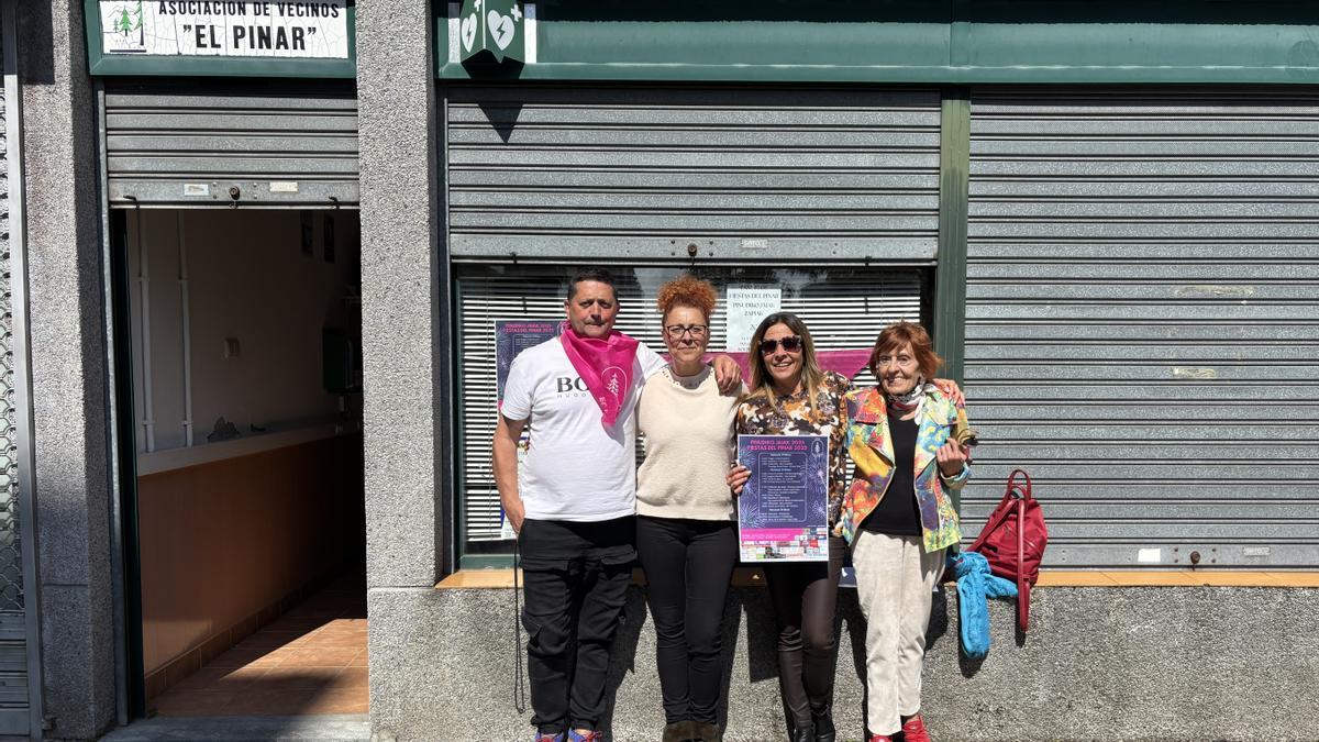 José Luis Arias, Nerea Alberdi, Yojana Alzaga y Gema Erro, en el local de la Asociación de Vecinos de El Pinar.