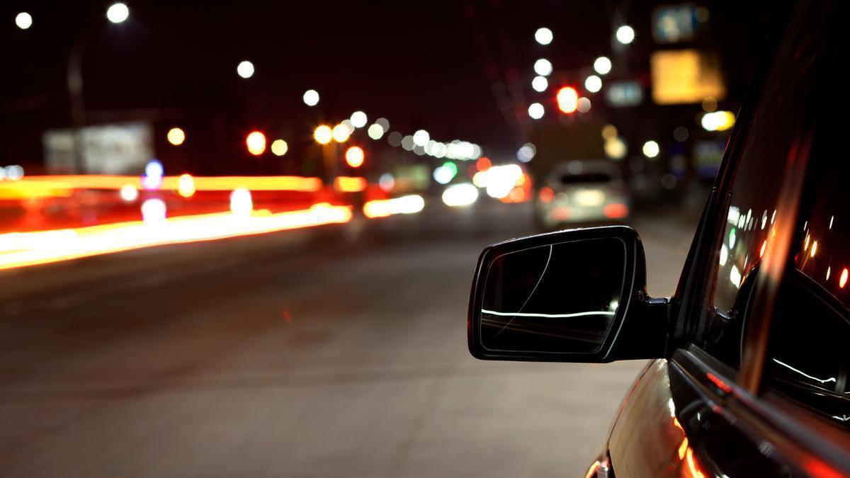 Un vehículo aparcado de noche.