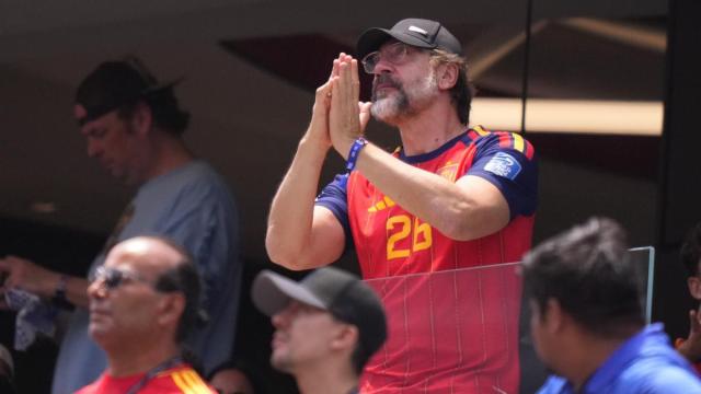 Javier Bardem sigue un partido del Mundial.
