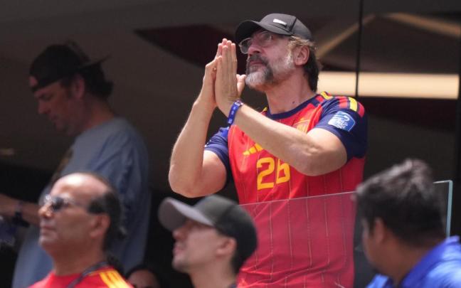 Javier Bardem sigue un partido del Mundial.