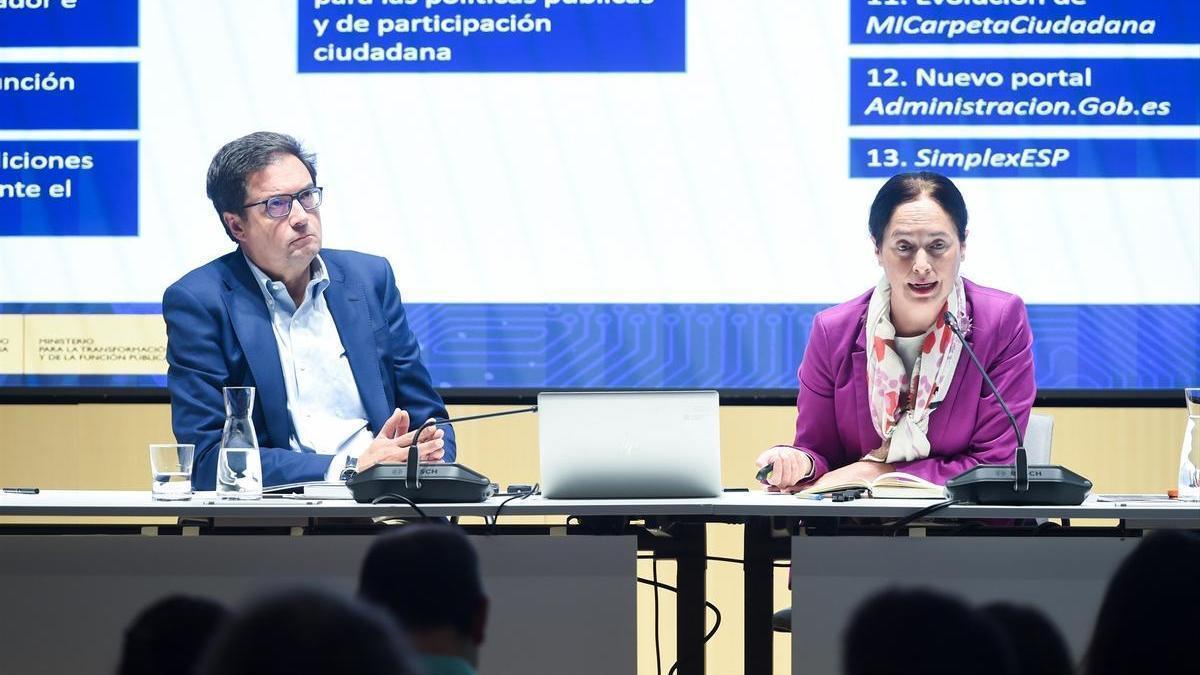El ministro para la Transformación Digital y de la Función Pública, Óscar López, y la secretaria de Estado de Función Pública, Clara Mapelli, presentan el 'Consenso por una Administración Abierta'.