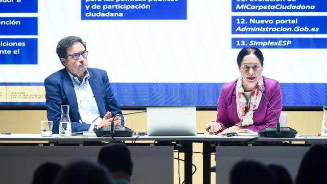 El ministro para la Transformación Digital y de la Función Pública, Óscar López, y la secretaria de Estado de Función Pública, Clara Mapelli, presentan el 'Consenso por una Administración Abierta'. / EP El ministro para la Transformación Digital y de la Función Pública, Óscar López, y la secretaria de Estado de Función Pública, Clara Mapelli, presentan el 'Consenso por una Administración Abierta'.