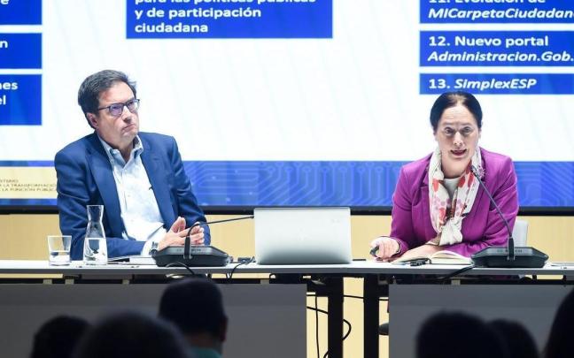 El ministro para la Transformación Digital y de la Función Pública, Óscar López, y la secretaria de Estado de Función Pública, Clara Mapelli, presentan el 'Consenso por una Administración Abierta'.