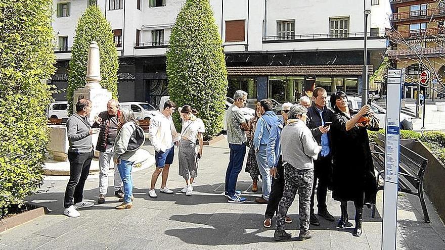 Aurkezpenean parte hartu zuten lagunak, Mendia etxetik gertu jarri duten zutoinaren ondoan.