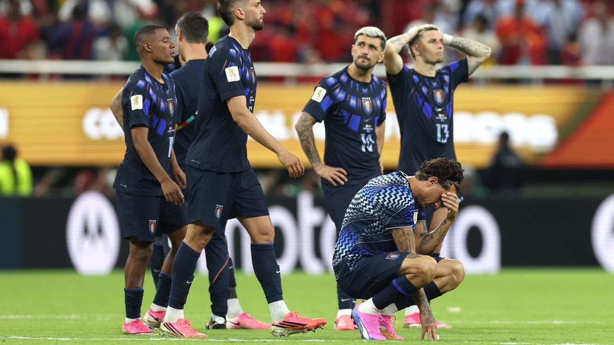 Jugadores uruguayos se lamentan tras quedar eliminados.