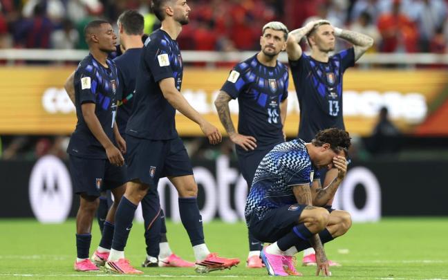 Jugadores uruguayos se lamentan tras quedar eliminados.