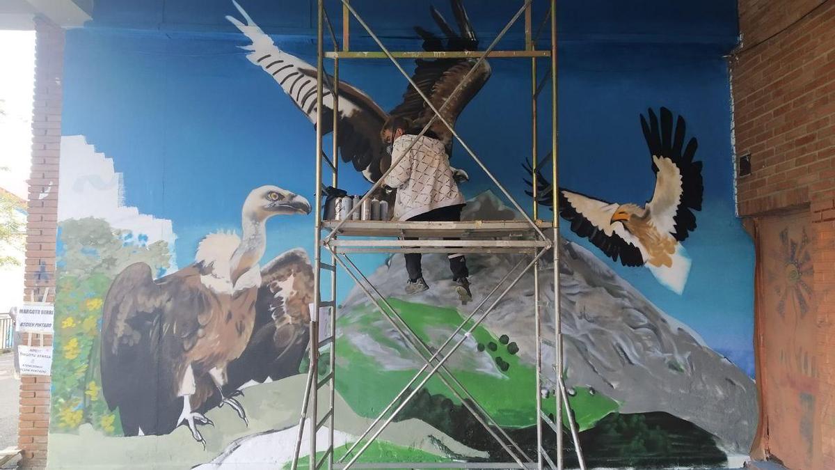 Mutiko Kristal en plena faena dando vida a una pared.